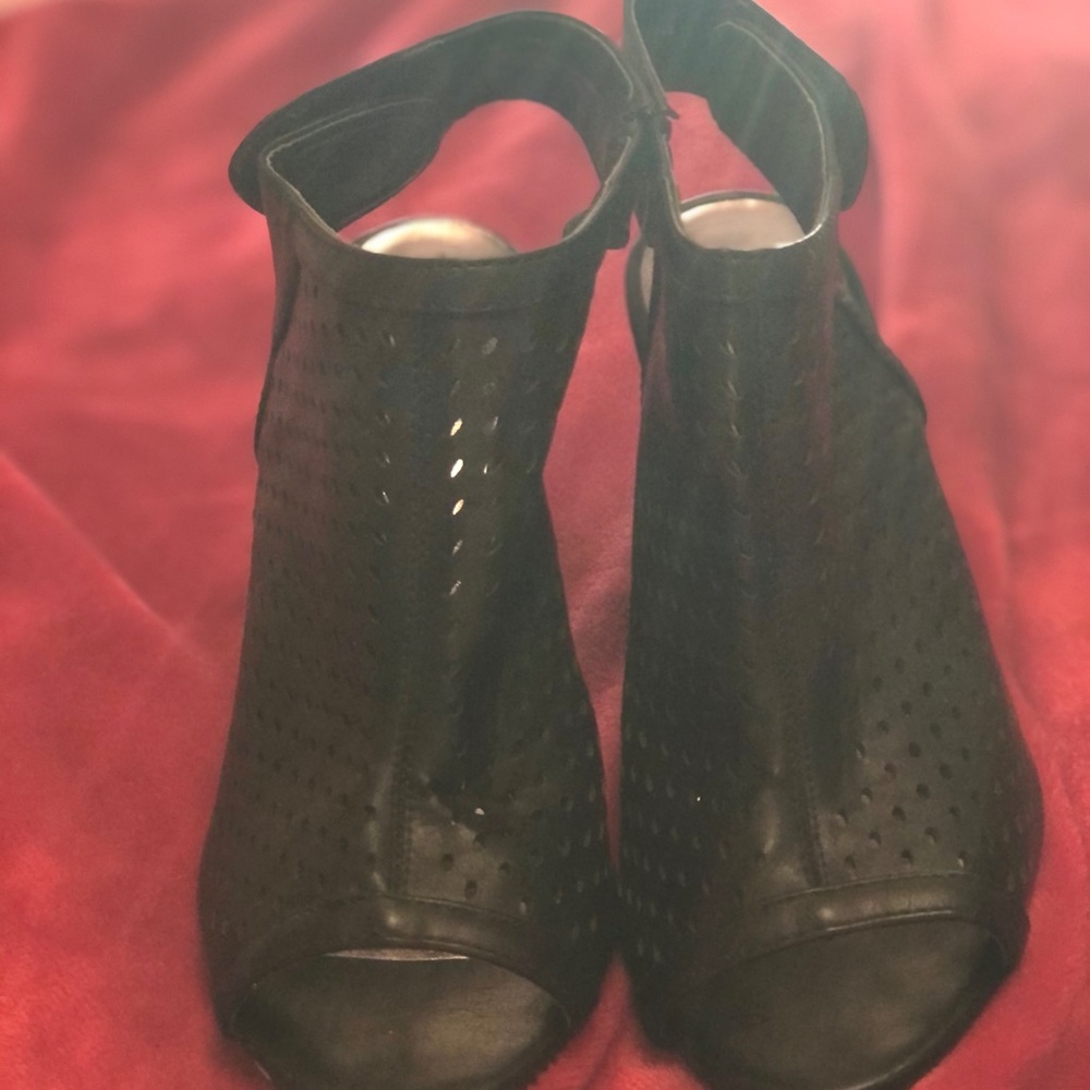 Shoes - Picture 2 of 3